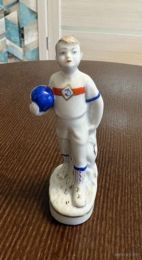Статуэтка Фарфоровая Юный футболист . Вербилки . В/с