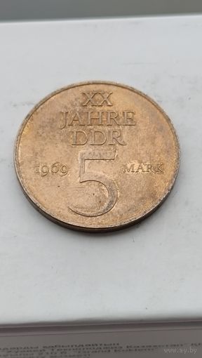 5 марок 1969 года - 20 лет образования ГДР /Никелевая латунь, жёлтый цвет/. Монета не чищена. 734