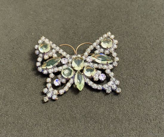 Брошка - бабочка из уранового стекла . Производство Чехия