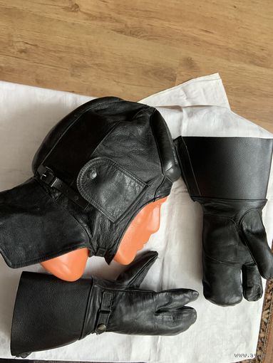 ЕДИНЫЙ  !!!комплект европейского  лётного шлема и краг на штампах из отличной натур. кожи большого размера. Для различных типов поршневых самолётов и др. летательных аппаратов.