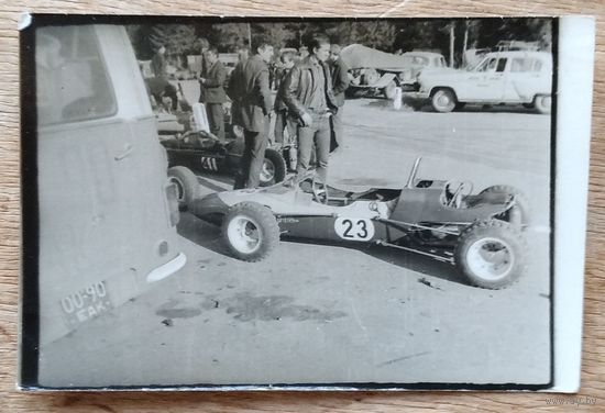 Фото гоночного автомобиля. 6х9 см.