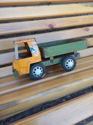 Винтажная игрушечная машина