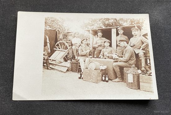 Фотооткрытка 1 Мировая война / На позициях отдых вино и карты / офицеры униформа