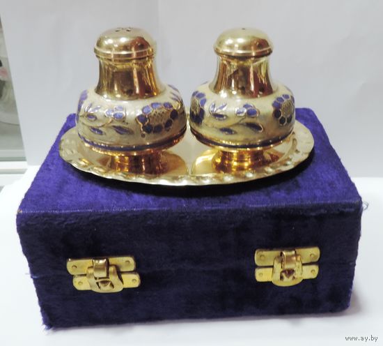 Солонка и перечница с подносом в оригинальной коробке 70-е годы Европа. Высота 6.3 см. Размер подноса 9-13.3 см. БУ. Латунь.