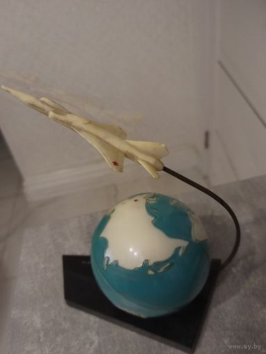 Настольный самолёт над глобусом. СССР.