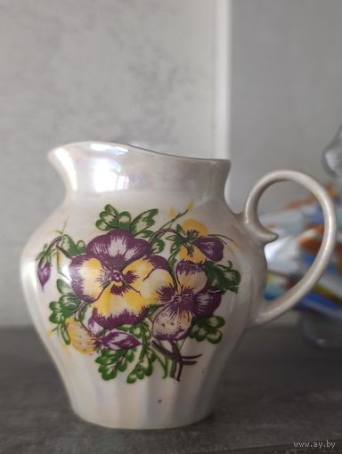 Сливочник, молочный, кувшинчик.Фиалки