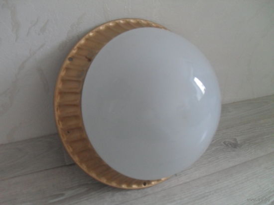 Старый подъездный светильник на 2 лампы.