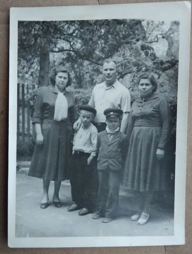 Семейные портреты с детьми. Фото 1950-х. 9х12 см. 2 шт. Цена за оба.