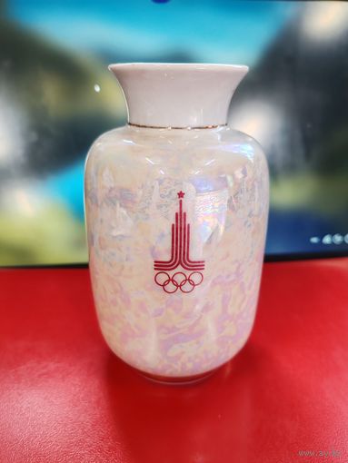 Ваза винтажная (Олимпиада 1980-х), не частая, клеймо (Ф) Минский фарфоро-фаянсовый завод (Минск 1968-1983 гг.) СМОТРИТЕ ДР. МОИ ЛОТЫ. Большая распродажа!