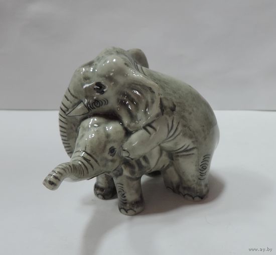 Статуэтка фарфоровая "Слоники" 80-е годы Европа. Высота 5.5 см.