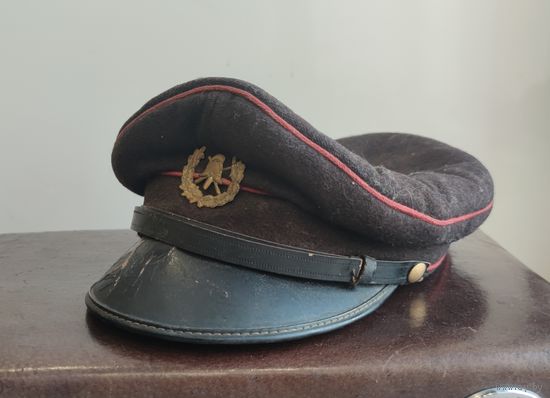 Фуражка пожарника , пожарный