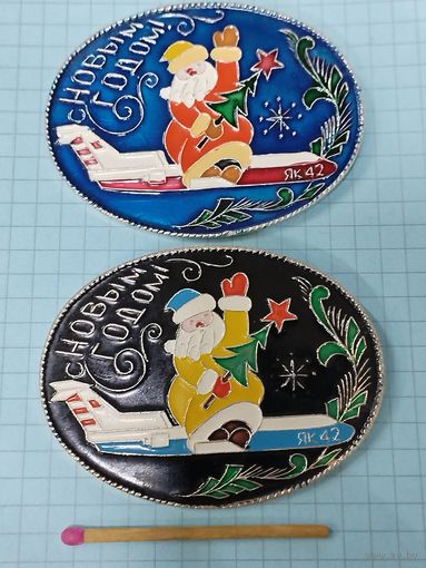 Значки. С Новым Годом! Дед Мороз на ЯК-42. цена за 1 шт.