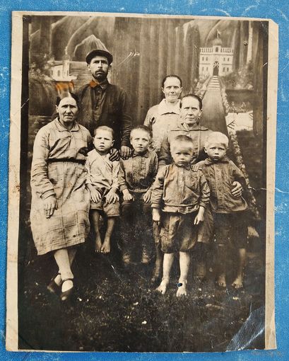 Семейное фото. 1920-е(?). Новгородская обл. 9х11 см