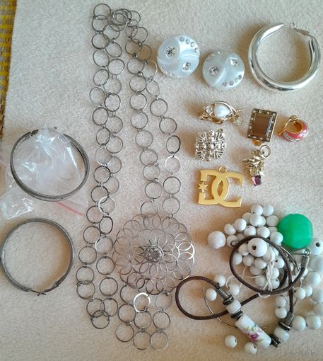 Лот бижутерии: бусы, клипсы, серьги, колье.