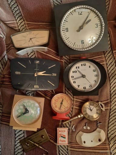 СЕМЬ настольных часов. Сделано в СССР. С 1 рубля на Вашу цену.