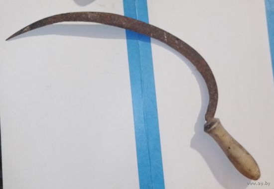 Старый серп для декора