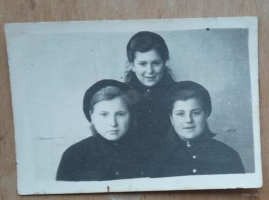 Фото послевоенных минских девушек. Минск. Декабрь 1945 г. 6х8 см.
