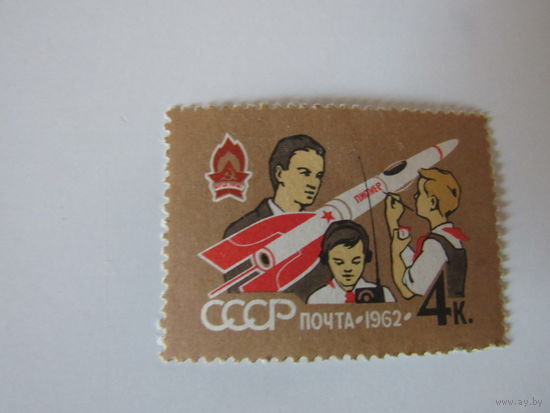 Пионеры у модели ракеты Пионер. 1962 г.