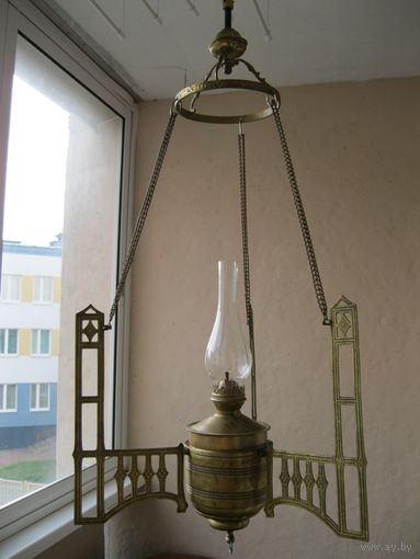 Красивая старинная подвесная керосиновая лампа.