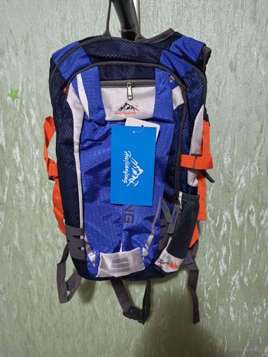 Рюкзак спортивный, велорюкзак на 18 литров. Отделение для питьевой системы; сетка сумка для шлема; внешний боковой карман и кармашек для мелочи. Влагозащитный; светоотражающие элементы. Премиум качест