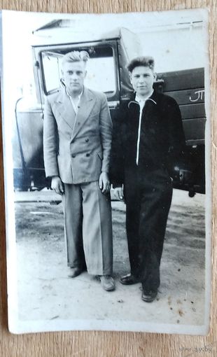 Фото двух юношей на фоне автомашины. Минск. 1950-е. 6х9 см.