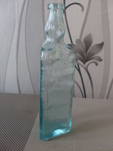 Бутылка от уксуса. трехгранная