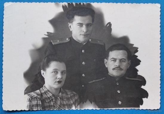 Фото женщины и двух военных. 1954 г. 9х12.5 см.