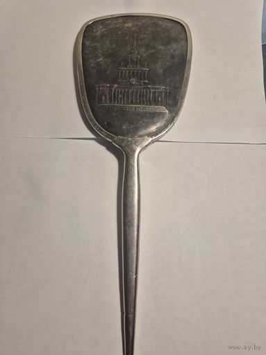 Винтажное зеркало с ручкой.