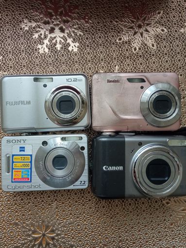 Лот цифровых фотоаппаратов.