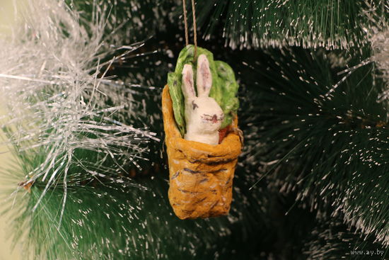 Ёлочная игрушка папье-маше, "Зайчик в конверте".