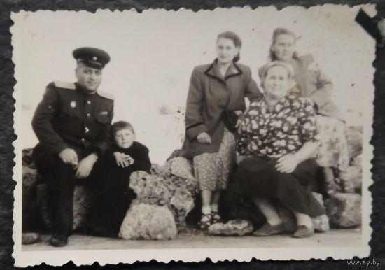 Фото военного на отдыхе семьей в Крыму. 1954 г. 6х9 см.
