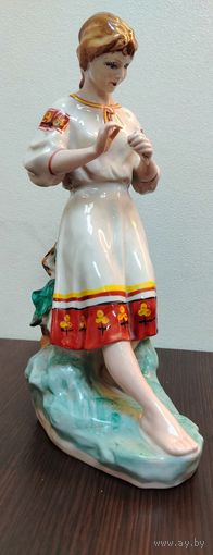 Винтажная коллекционная  фарфоровая статуэтка (Гадание на ромашке ) трещина вокруг по поясы на фото видно .
