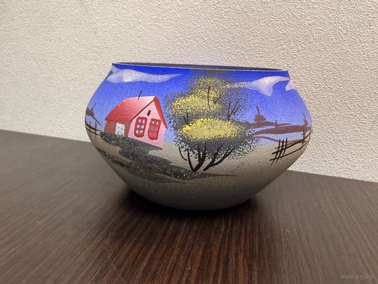 Декоративная  ваза-подсвечник с ручной росписью, изображающей зимний пейзаж с домиком.