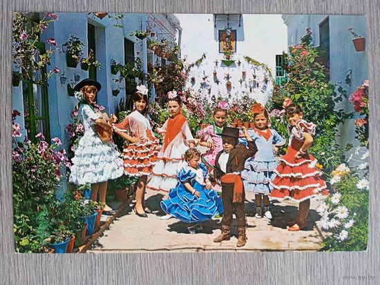 Этнография. Испания. Андалусия. Дети в традиционных костюмах