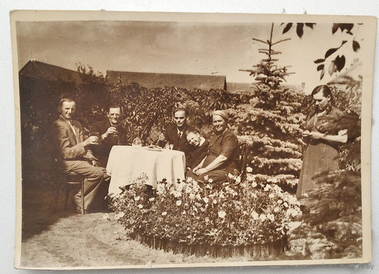 Фото из СССР "Чаепитие" на даче. 1950-е. 9х12 см