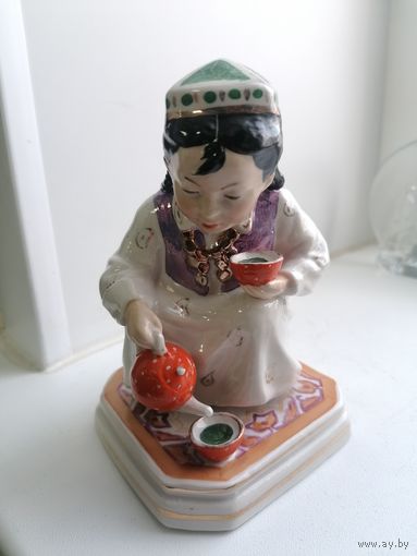 Статуэтка узбечка с чайником или маленькая Хозяйка