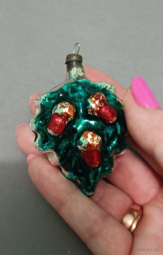 Ёлочная игрушка, стекло, дубовая ветка