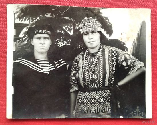 Фото с матросом Черноморского флота. 1940-е. 7х9 см.