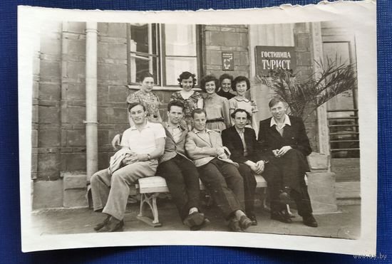Фото у входа в гостиницу "Турист" Москва. 1960-е. 9х13 см.