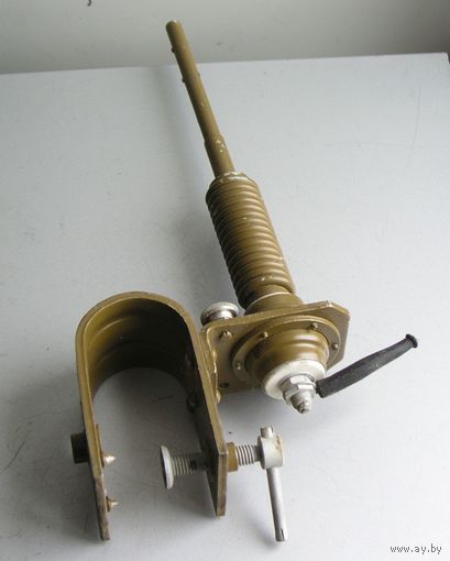 Крепление антенны для радиостанции на борт грузовика