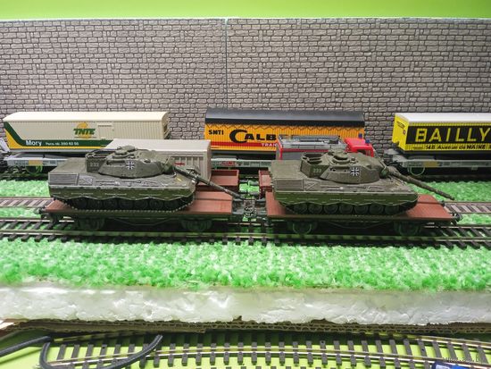 Платформа "LIMA" с танком "LEOPARD" MiniTanks  б/у 1/87 HO