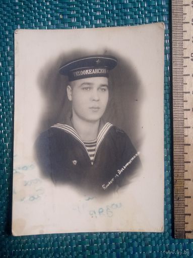 Фотография. Матрос Тихоокеанского флота с комсомольским значком. 1956 год.