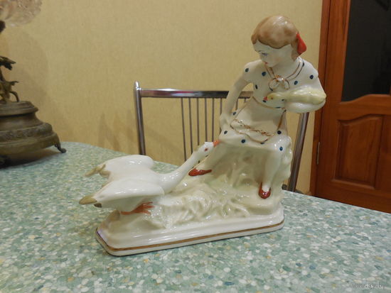 Девочка и гусь. Минск. ФФЗ.