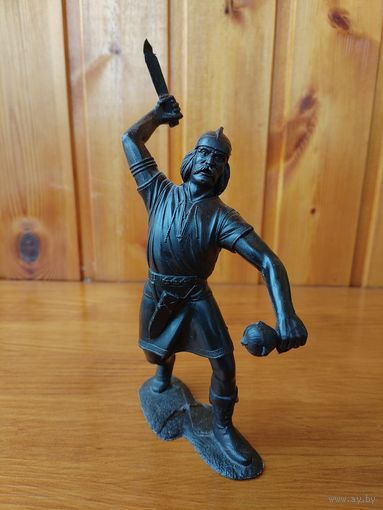 Фигурка викинга.