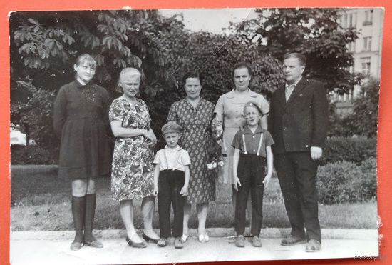 Фото. Минск. В сквере возле Оперного театра. 1970-е. 6.5х9.5 см.