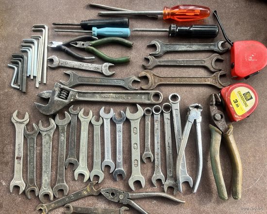 Ключи + провода + кусачки + аварика + отвёртки + переноска