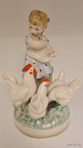Фарфоровая статуэтка "Девочка кормит кур" МФФЗ
