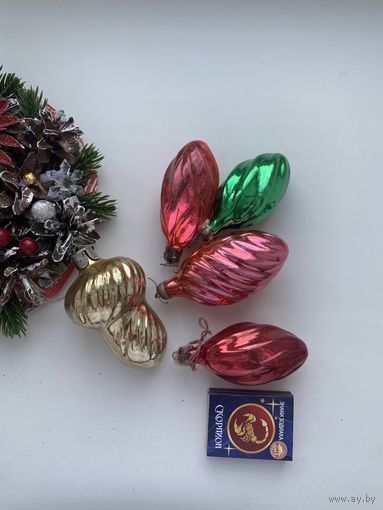 Лот елочных игрушек.