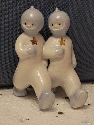 Космонавты.