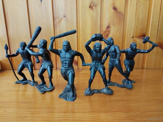 Фигурки древних людей.